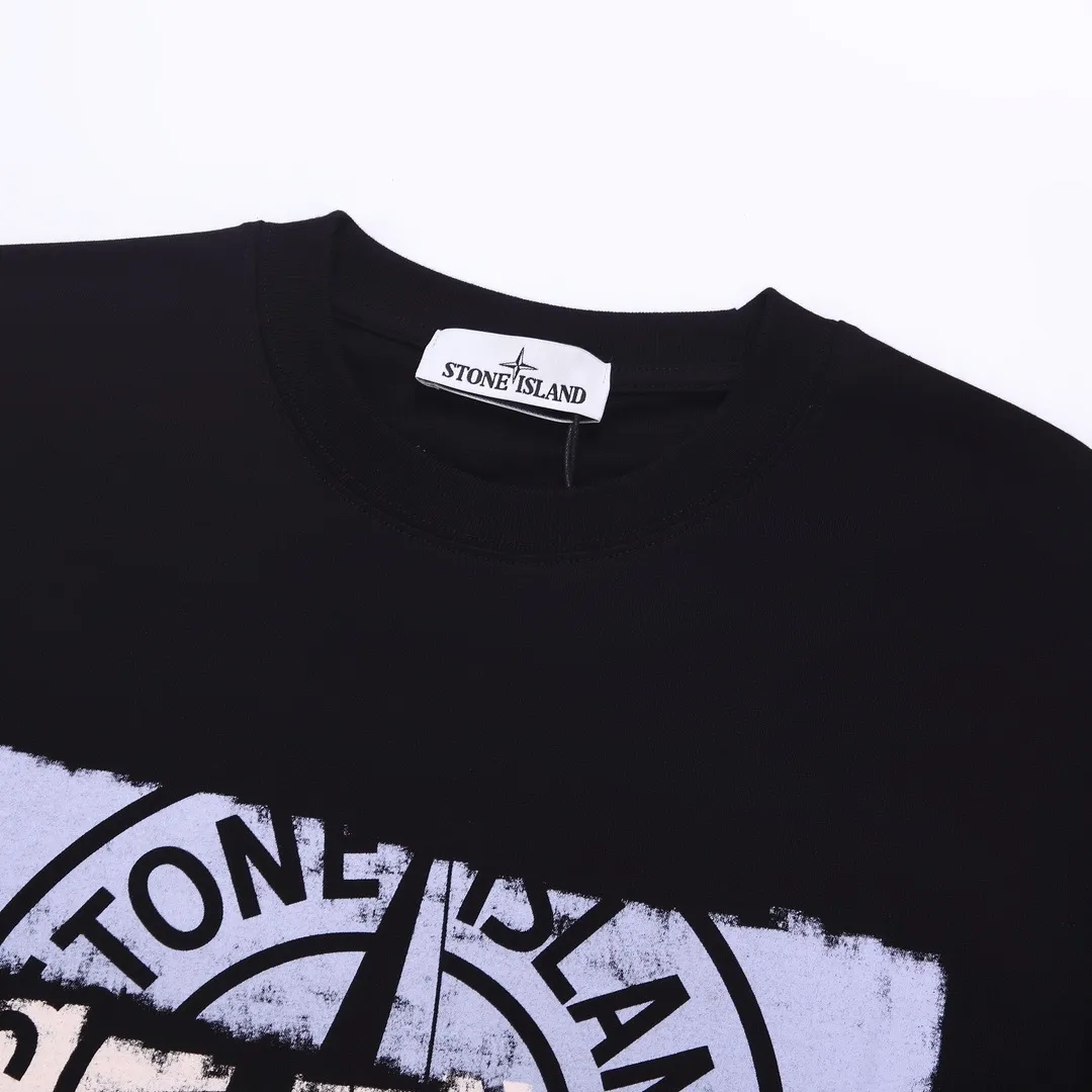 W686#P110💰 2025🆕 Stone lsland/Stone Island Rome Milan Florence city limited edition logo printed short-sleeved T-shirt ⚠️[Original creation with high control of details] - Made of 260 grams of combed cotton double yarn, soft and comfortable to the touch, sweat-absorbent and breathable. - Simple basic and versatile style, original single quality, the first choice for couples. - Made by a large factory, four needles and five threads on the shoulder, neatly arranged High-quality workmanship. - Same style for men and women, very versatile, one piece for each person, details are clearly visible. Color: Black White Size: M L